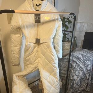 White / cream PrettyLittleThing ski / snow suit 🤍

Size 6